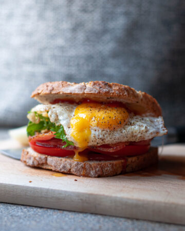 kanapka z bekonem, pomidorem i jajkiem