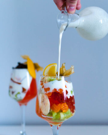 Galaretka z owocami i śmietanką