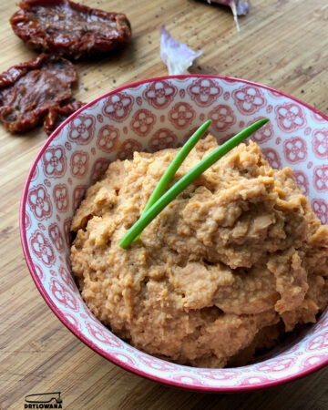humus z suszonymi pomidorami