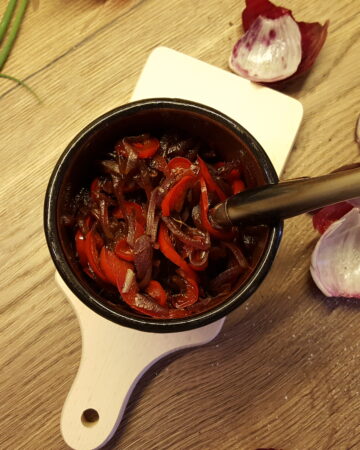 karmelizowana czerwona cebula z papryką