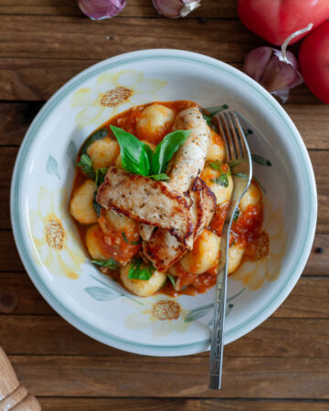 kluski ziemniaczane w sosie pomidorowym