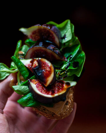 kanapka z maslem orzechowym i figami