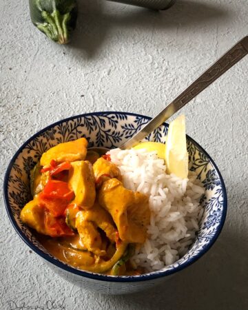 kurczak w sosie curry z ryżem jaśminowym