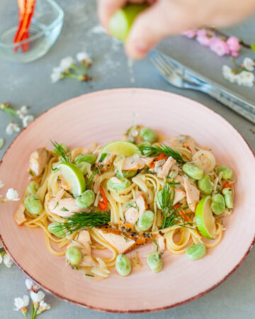 Bavette z wędzonym łososiem i bobem