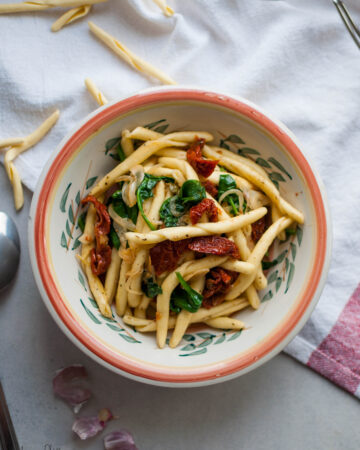 Makaron z suszonymi pomidorami i szpinakiem