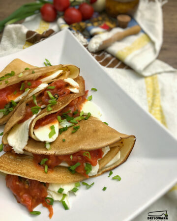 nalesniki z sosem pomidorowym i serem mozzarella