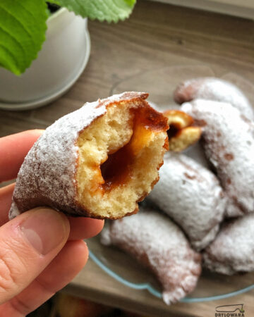 pączki z nadzieniem różanym w kształcie pierogów