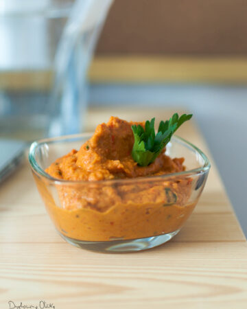 pasta z ciecierzycy i pieczonej papryki