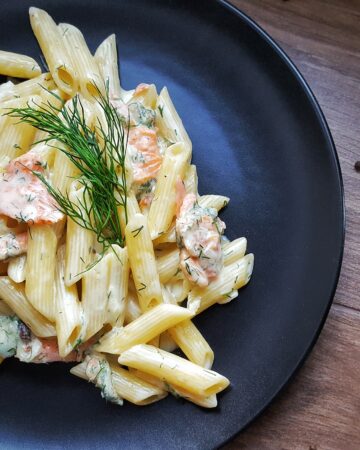 makaron penne z wędzonym łososiem