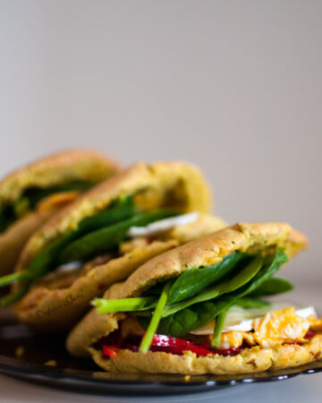 Śniadaniowa pita z warzywami i jajkiem