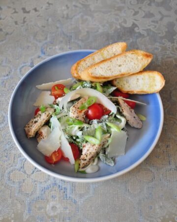 sałatka cezar z kurczakiem