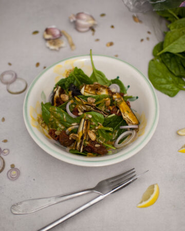 sałatka z bakłążanem i suszonymi pomidorami