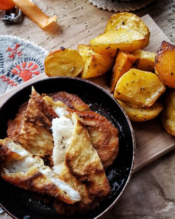 Smażona sola w cieście sezamowym z pieczonymi ziemniakami i surówką