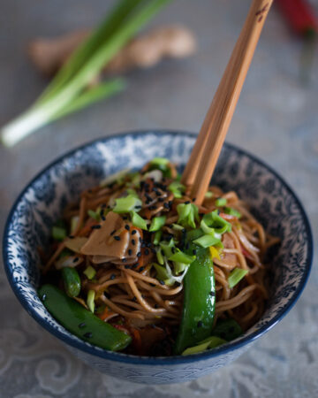 zmażony makaron z warzywami