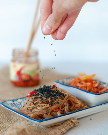 smazony makaron w stylu azjatyckim