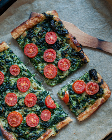 tarta ze szpinakiem i pomidorkami koktajlowymi