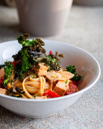 makaron bavette z tofu i chipsami z jarmużu